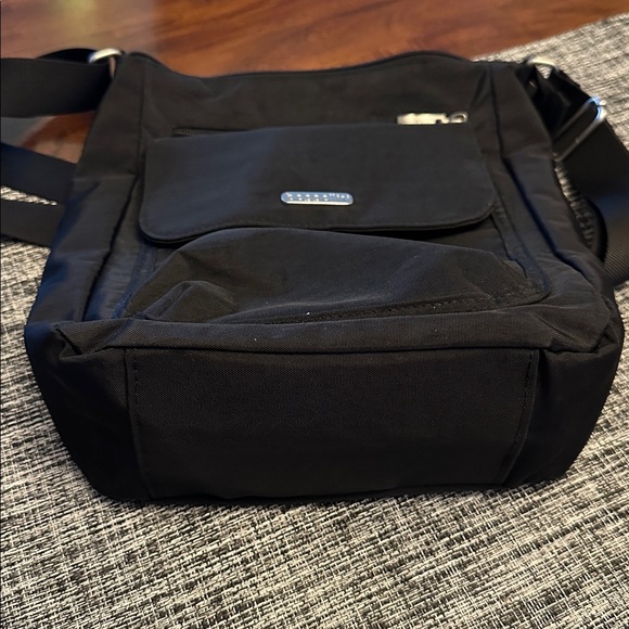 Baggallini Black Crossbody Bag - Picture 4 of 8